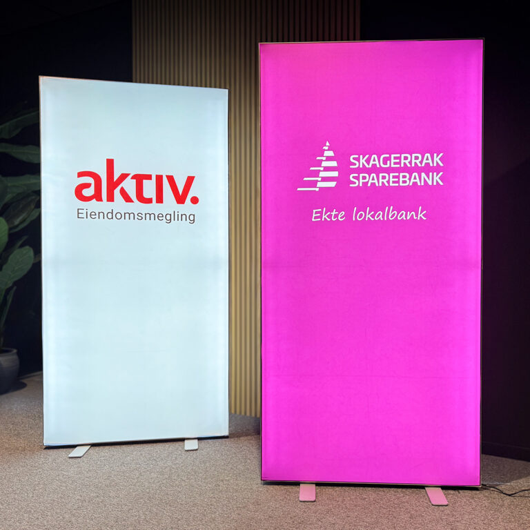 To lysrammer i aluminium med tekstilduker med trykk for Aktiv Eiendomsmegling og Skagerrak Sparebank