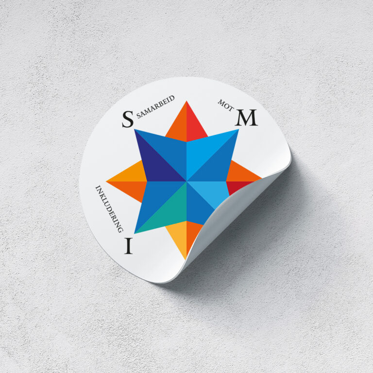 Hvitt klistremerke med logo for Stavern Skole