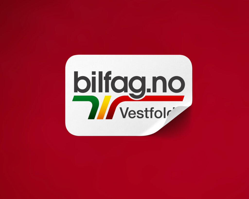 Hvitt klistremerke med farget logo for Bilfag Vestfold