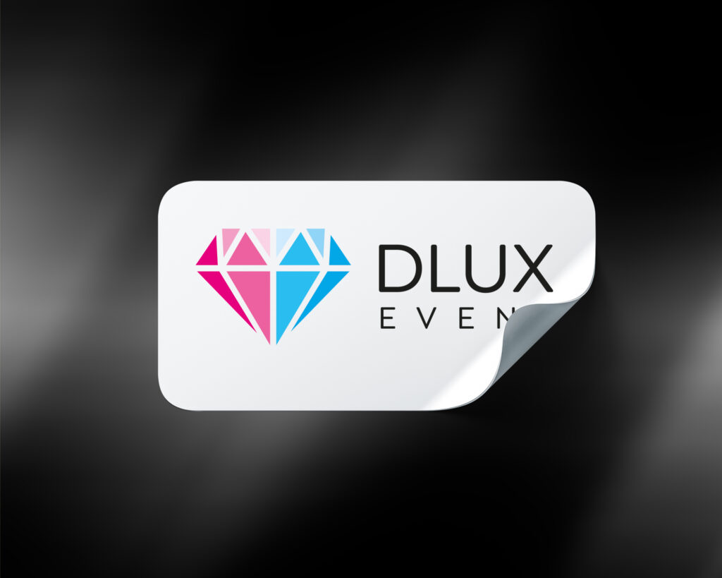 Hvitt klistremerke med dlux logo på sort bakgrunn