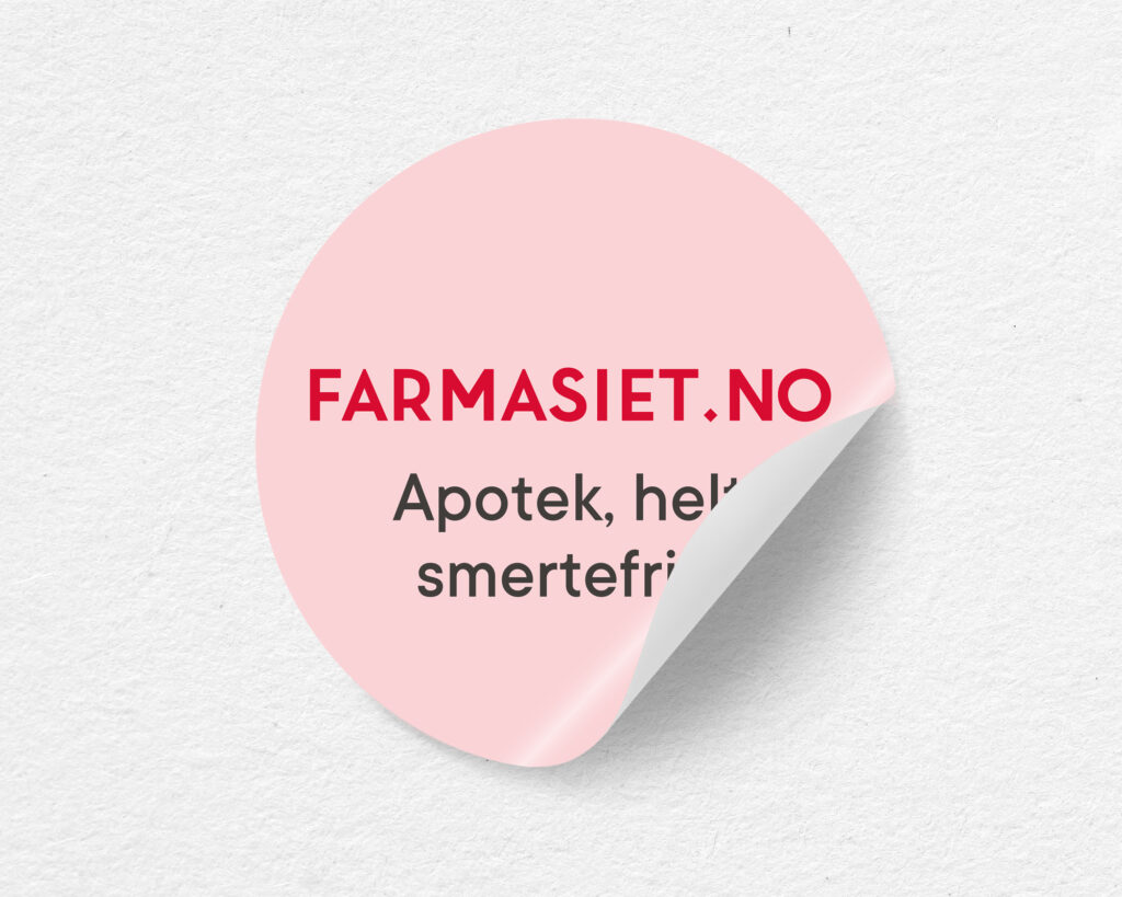 Mockup av rosa klistremerke med teksten Farmasiet.no.