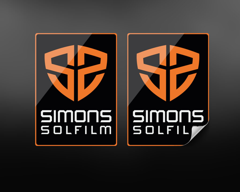 Sorte klistremerker på hvit bakgrunn med printet logo for Simons Solfilm