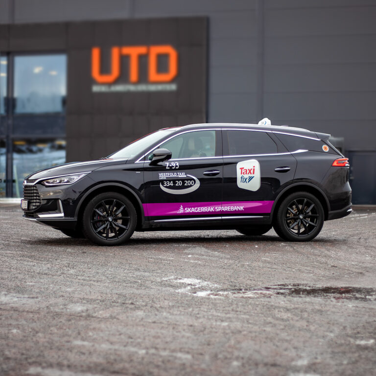 Sort taxi med bilreklame og foliedekor for Vestfold Taxi, Taxifix og Skagerrak Sparebank