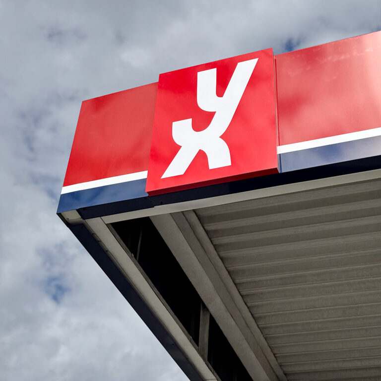 Nærbilde av lysskilt for YX bensinstasjon