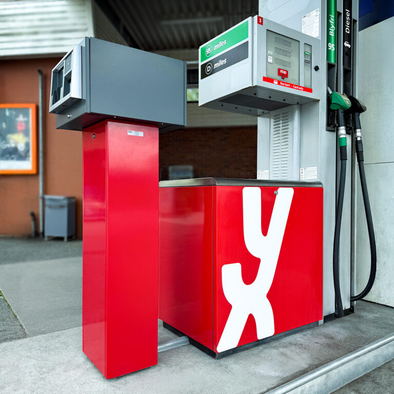 Bensinpumpe hos YX som er foliert med rød folie og logo