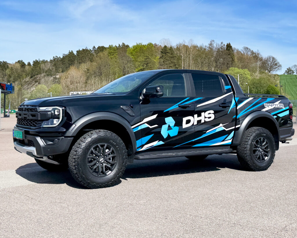 Ford Ranger Raptor pickup med foliedekor og DHS logo på siden.