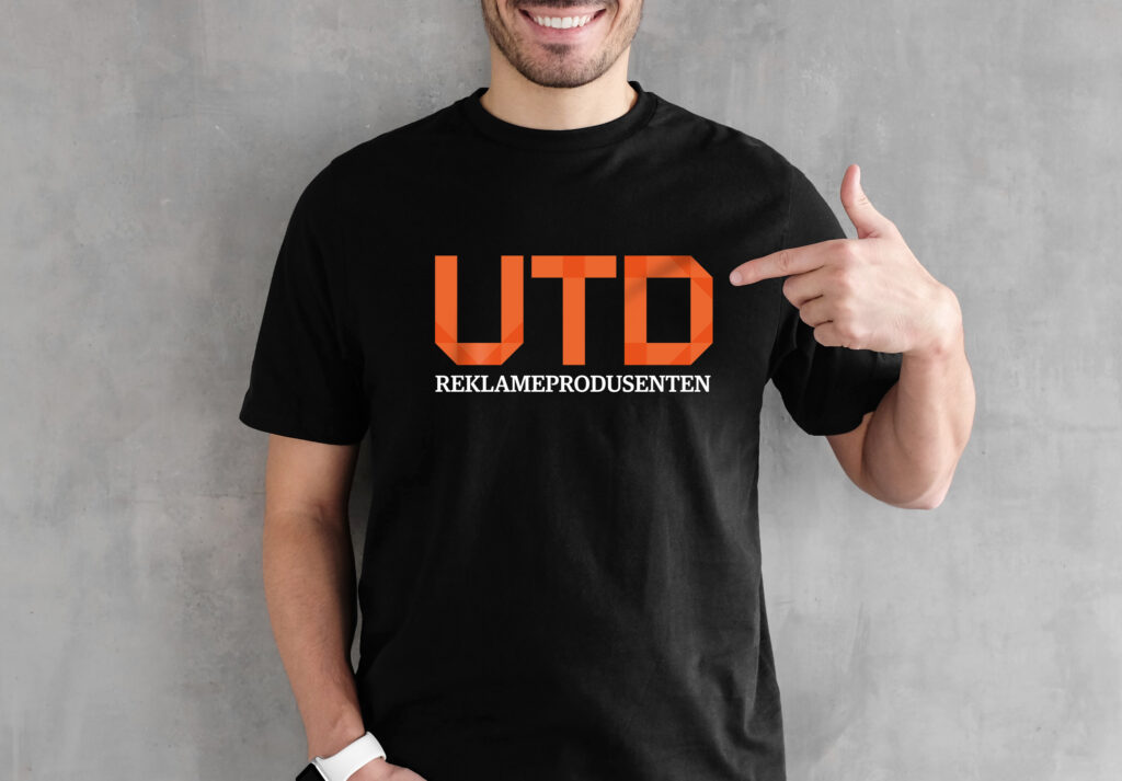 Logo på t-skjorte - UTD Reklameprodusenten på sort t-skjorte