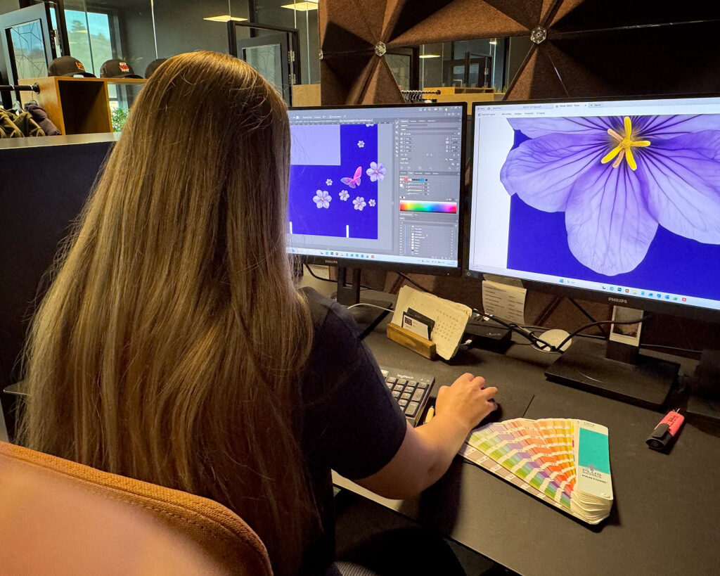 UDT-designer som jobber med grafisk design