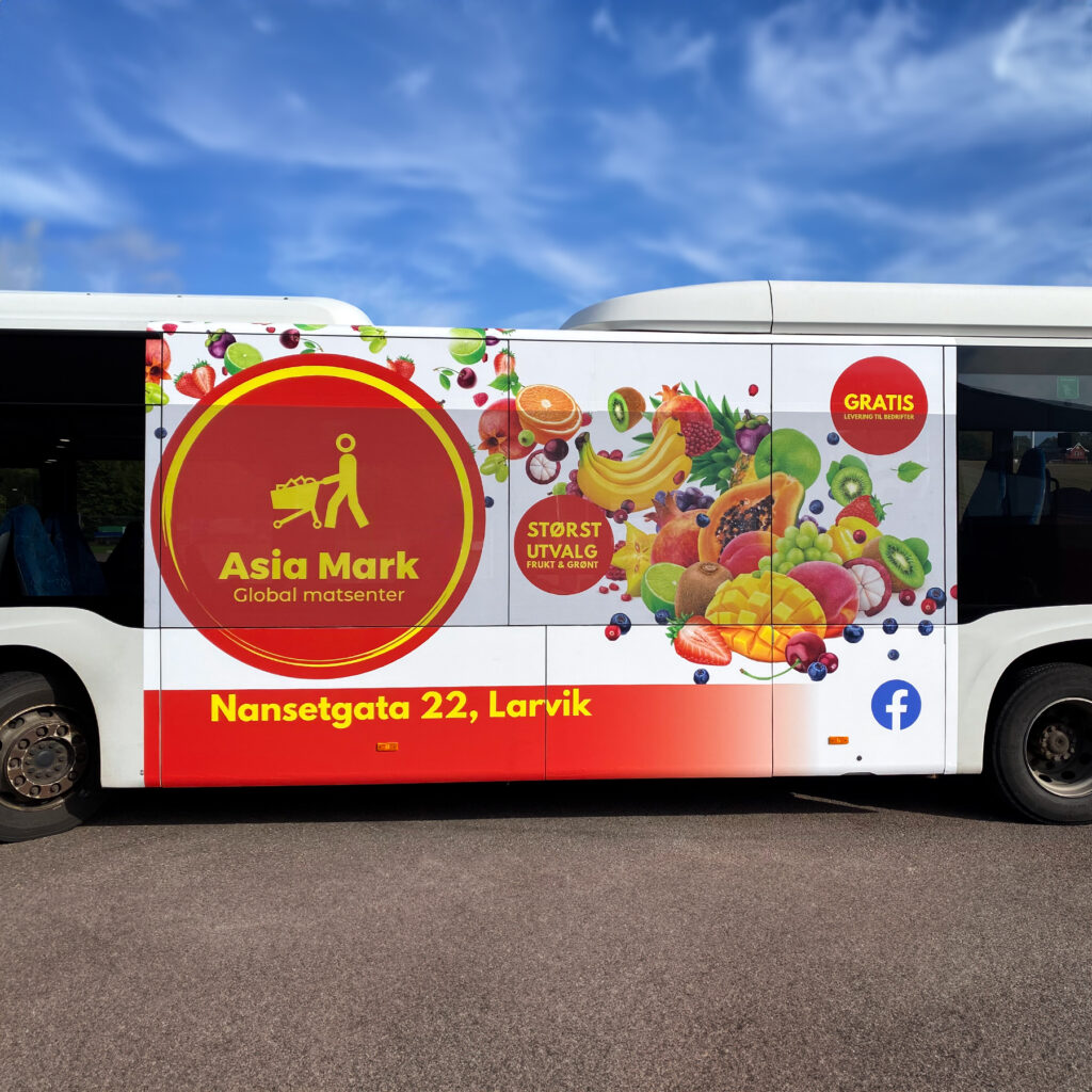 Buss med helsides Asia Mark-reklame og fruktkollasj — bussreklame og kjøretøydekor produsert og montert av UTD Reklameprodusenten i Larvik