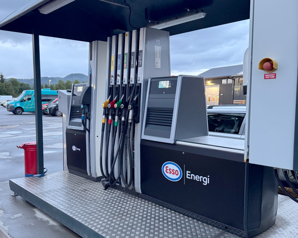 Esso Energi betalingsterminal og pumpestasjon med mørk foliedekor og logo – UTD Reklameprodusenten