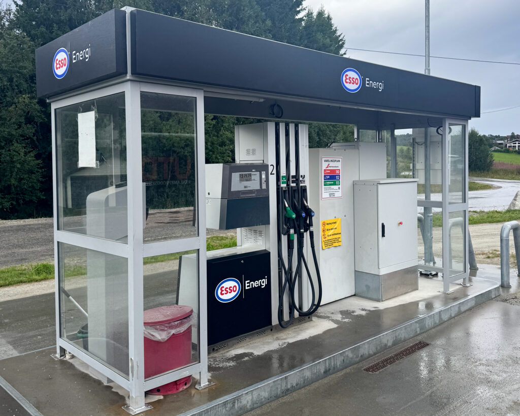 Esso Energi betalingsterminal og pumpestasjon med mørk foliedekor og logo – UTD Reklameprodusenten